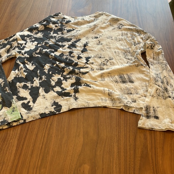 ANTHROPOLOGIE AKEMI + KIN long sleeved asymmetrical T-shirt with flared sleeves. - Picture 16 of 16